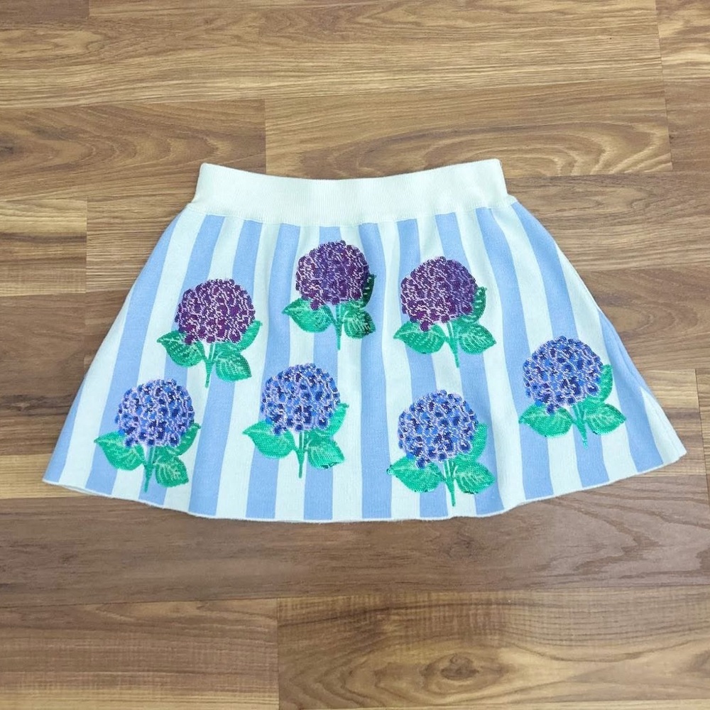 Queen of Sparkles Hydrangea Skirt Size XS 
NWT